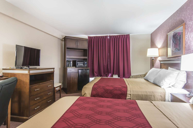 Bedroom 2, Econo Lodge, Simcoe