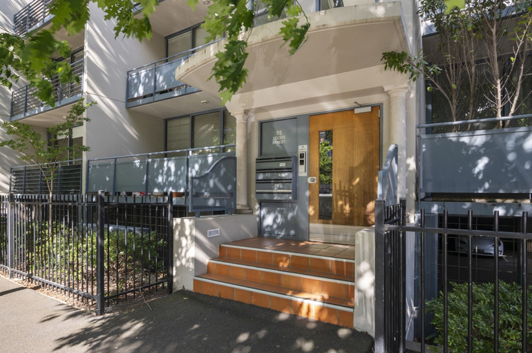 Exterior 4, Central 2-bed Pad With Tennis Court,, Melbourne