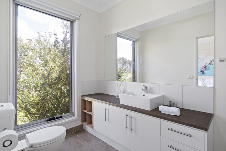 Bathroom 4, Seaside 3-bed Home, Direct Beach Access, Melbourne
