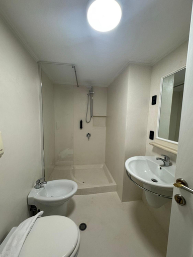 Bathroom 4, Hotel Comfort, Tiranës