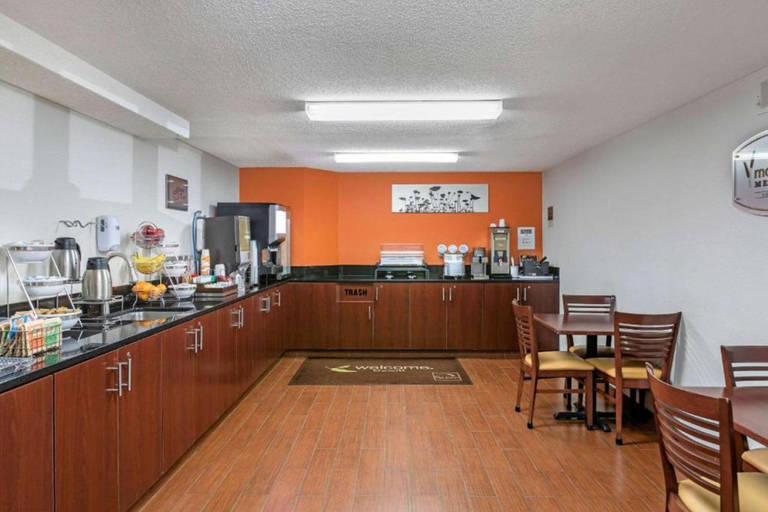 Food & Drinks 5, Sleep Inn DeWitt, Clinton