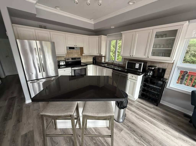 Others 5, Mountain Views, Steps to BM Village, Hot Tub, BBQ., Grey