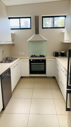 Room 4, Lovely 3 bed With Splash Pool in Seapoint - 2245, City of Cape Town