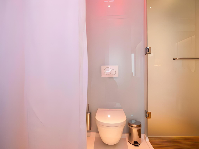 Bathroom 5, citizenM New York Times Square, New York