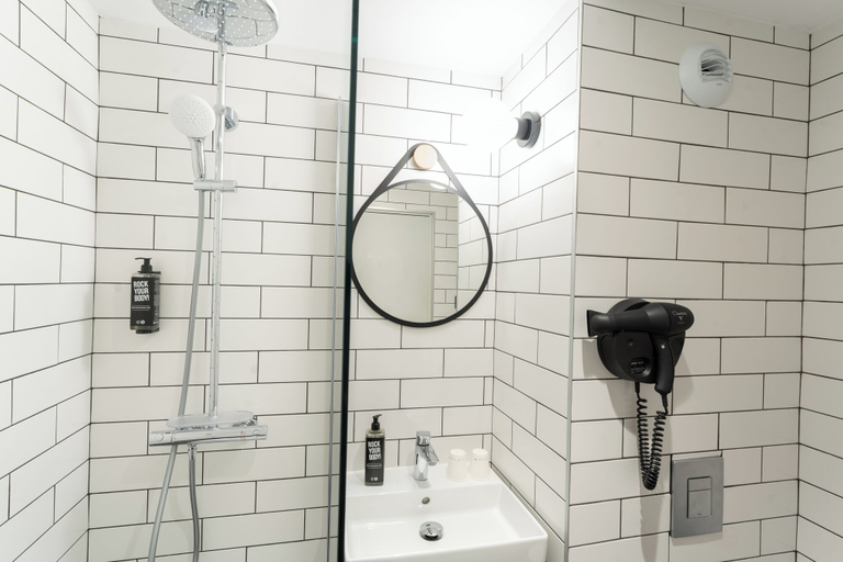 Bathroom 5, ibis Paris Nord Porte de Saint Ouen, Seine-Saint-Denis