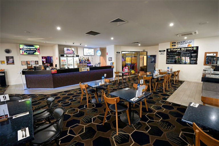 Food & Drinks 5, Olde Tudor Hotel, Launceston - Pt B