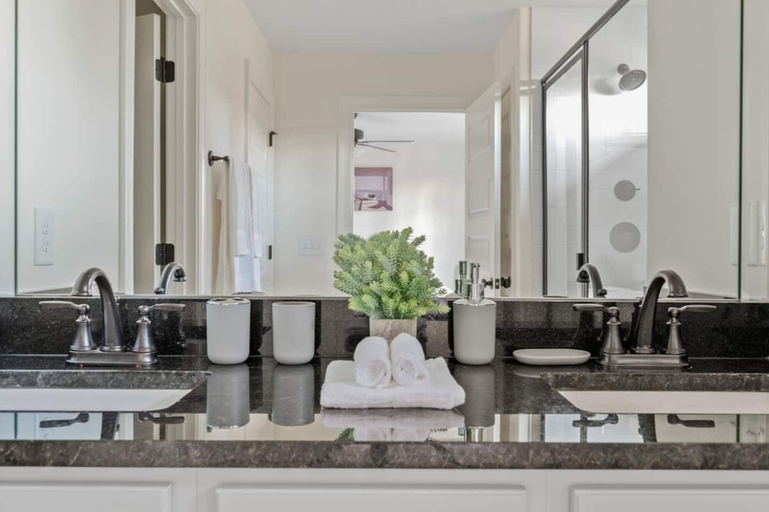 Room 4, 1 King 1 Queen 2 Double Garage Washer Dryer, Davidson