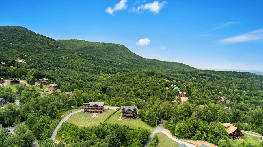 Room 4, Amazing View Cabin w Gameroom Hot Tub Fire Pit, Sevier