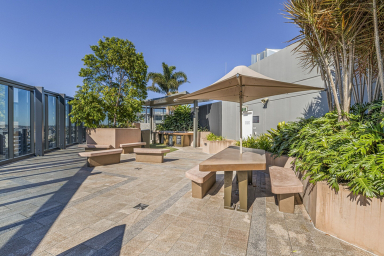 Outdoor dining 3, Modern South Bank Apt Walk to Dining, Brisbane