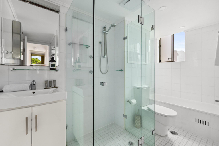 Bathroom, Bright & Spacious Surry Hills Apartment, Sydney