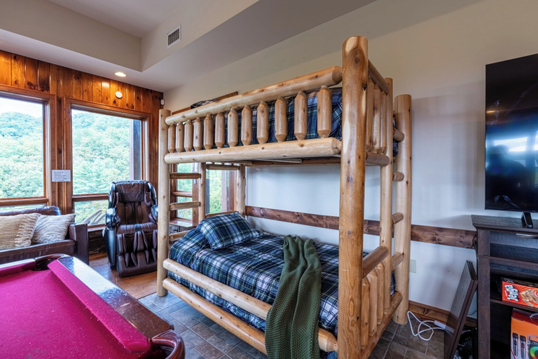 Room 2, Luxury Mountain Cabin Amazing Look out Views, Sevier