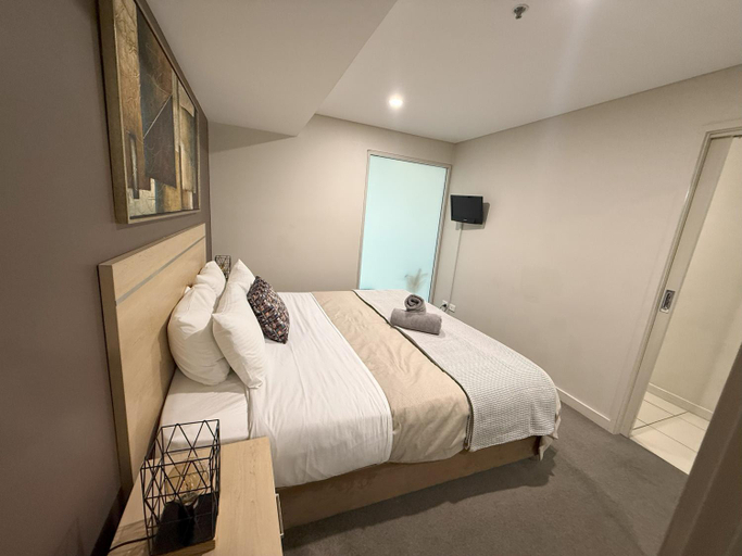 Bedroom 3, Oaks Adelaide Embassy Suites, Adelaide