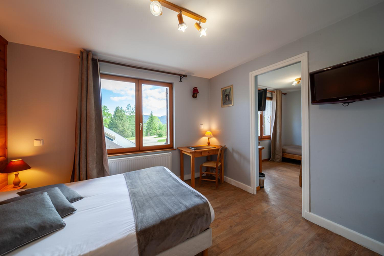 Bedroom 2, Auberge des Montauds - Hotel & Restaurant, Isère