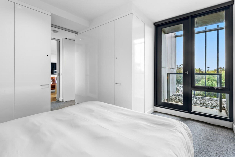 Room 3, Pristine 1-bed Apartment Near Local Cafes, Melbourne