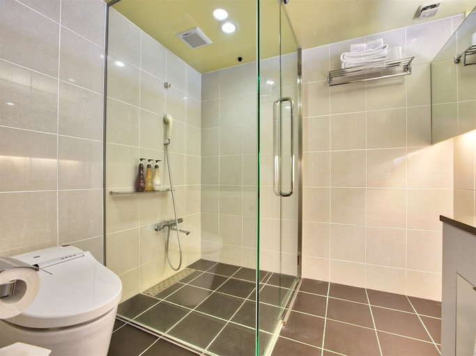 Bathroom 3, Palace in Moon Beach, Onna