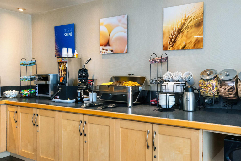 Food & Drinks 5, Comfort Inn Kingston - Highway 401, Frontenac