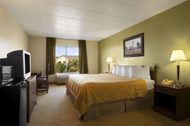 Bedroom 3, Travelodge by Wyndham Lansing IL, Cook