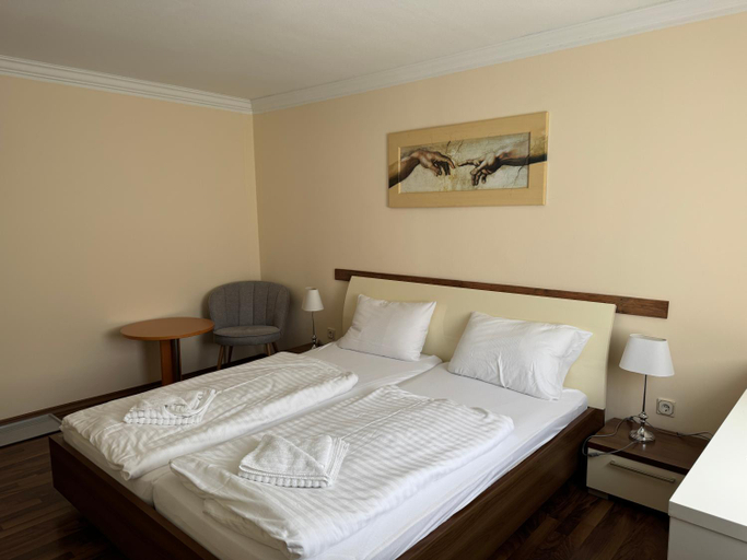 Bedroom 3, LuCA Hotel, Regen