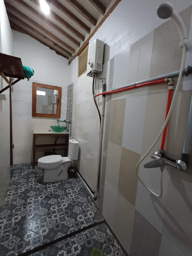 Bathroom 5, Breeze and Blossom Cottage Maguwo, Sleman