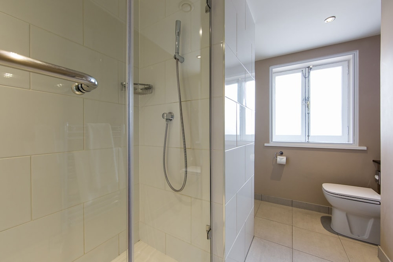 Bathroom 3, Thistle London Piccadilly, London