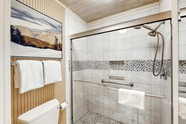 Bathroom 2, Atelier Escape - Sun Valley Studio + Resort Amenities, Blaine