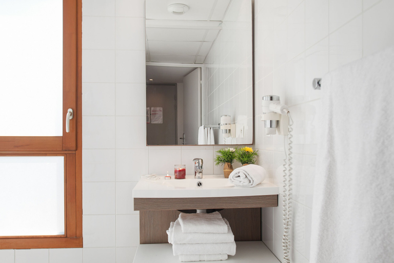 Bathroom 4, Appart'City Classic Marseille Euromed, Bouches-du-Rhône