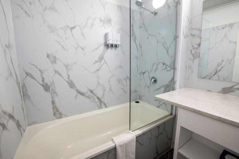 Bathroom 4, Bayside Hotel, Break O'Day