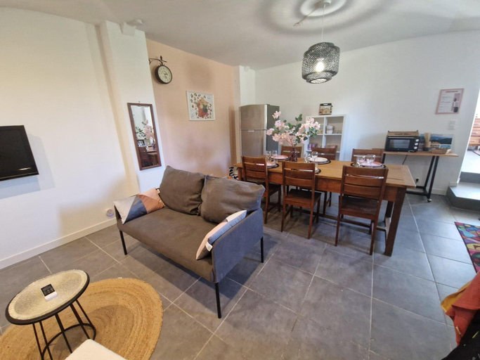 5, Apartment with swimming pool, wifi, Gard