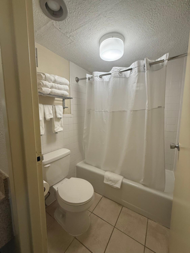 Bathroom 5, Gateway Inn, Talbot