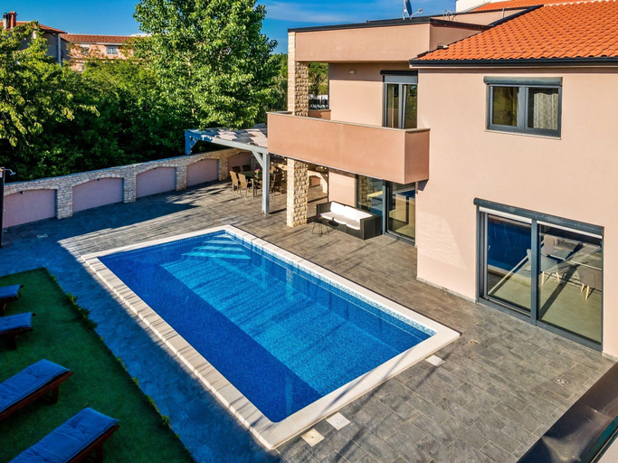 5, Spacious villa in Pula with heated pool, Vodnjan