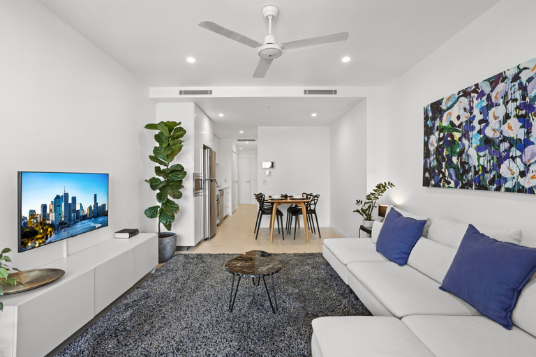 Others 3, Stellar Location With Parking, Pool & Gym Access, Brisbane