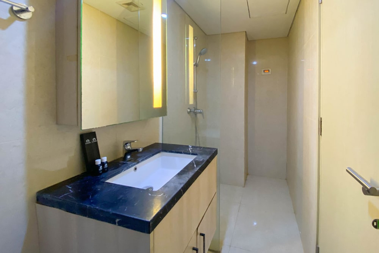 Bathroom 2, Cozy Studio Apartment At 21St Floor Warhol (W/R) Residences, Semarang