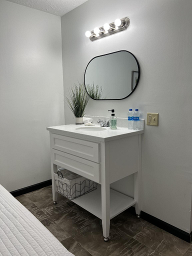 Bathroom 4, EC Reed's Mercantile and Hotel, Bollinger