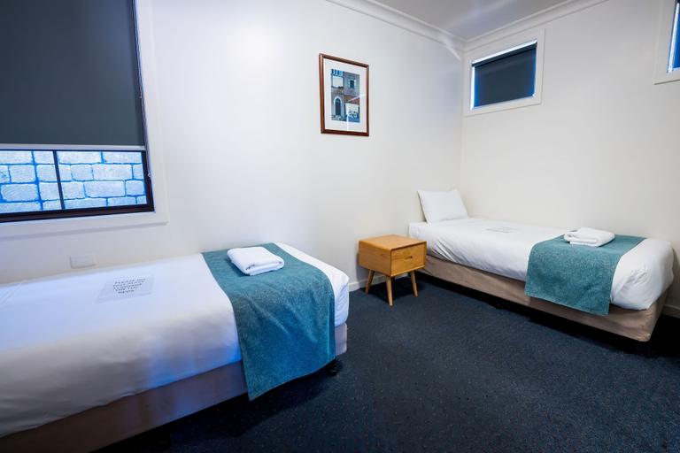 Bedroom 4, Olde Tudor Hotel, Launceston - Pt B