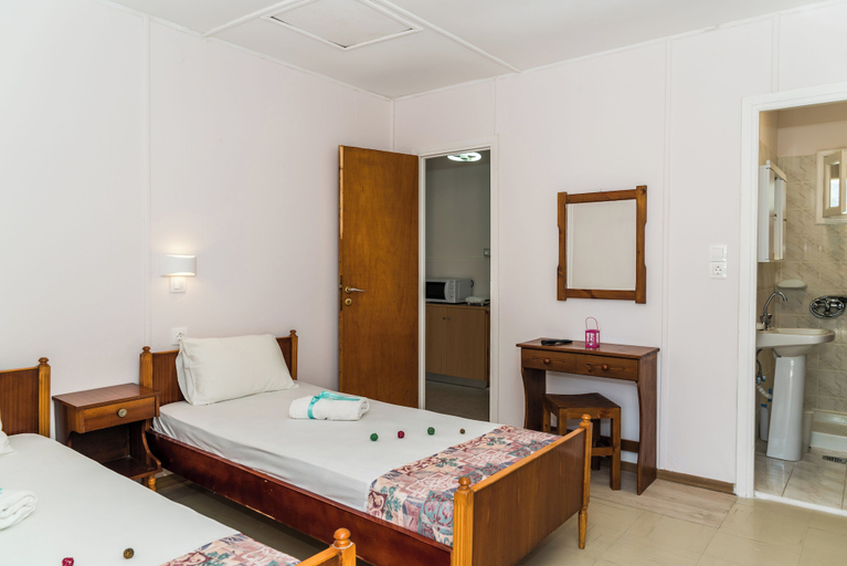 Bedroom 4, Roussa's Studios and Apartments, Ionian Islands
