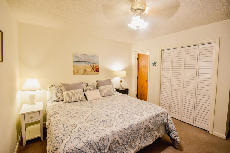 Room 3, Hermitage 1g 2 Bedroom Condo by RedAwning, Horry