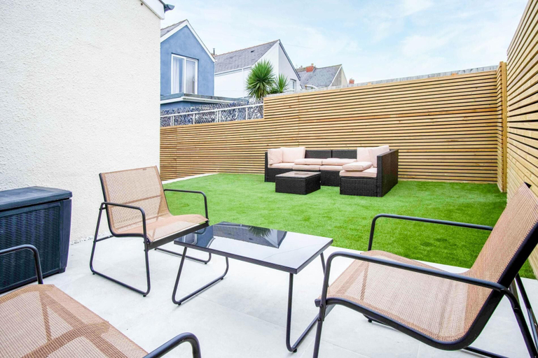 Terrace/patio 3, Seascape Retreat - 3 Bedroom Flat - Porthcawl, Bridgend