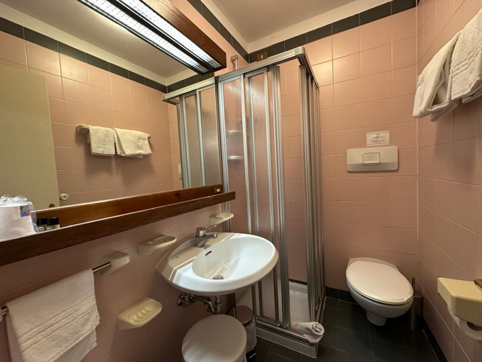 Bathroom 4, Hotel Serena, Belluno