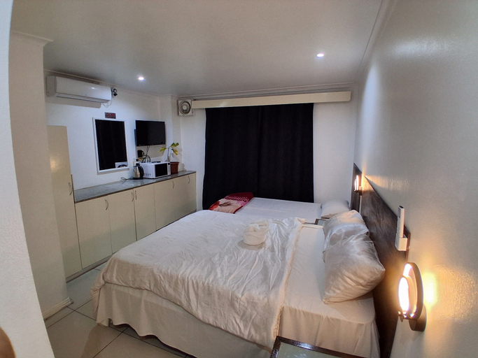 Bedroom 4, Nadi Airport Transit Hotel, Ba