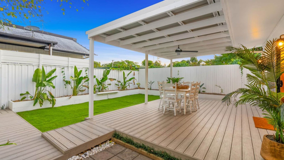 Balcony 2, Bright and Spacious Triplex Near Holloways Beach, Cairns