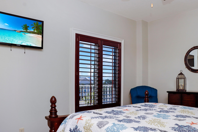 Room 5, The Villas #302, Bay