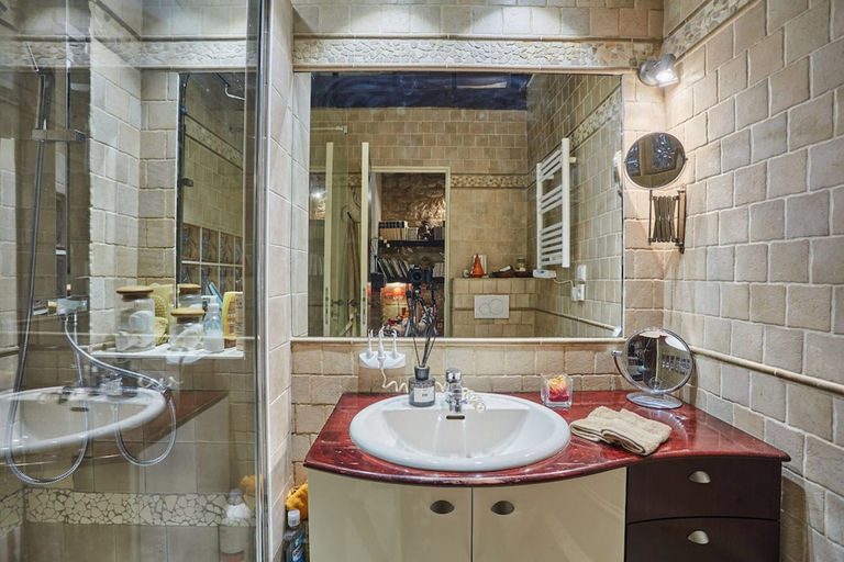 Bathroom 5, Superbe Apartment Le Marais/Place des Vosges, Paris