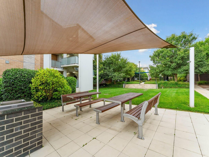 5, Tranquil 1-Bed Apartment with Courtyard Pool BBQ, Canberra
