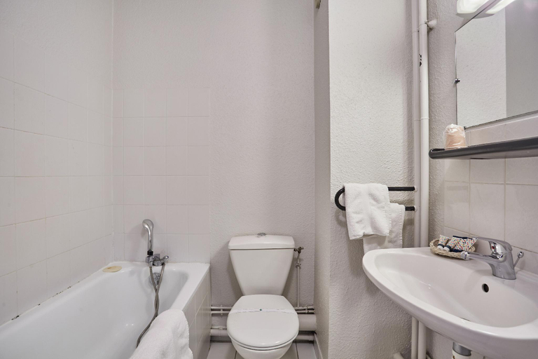 Bathroom 4, Kyriad - Joinville-Le-Pont, Val-de-Marne