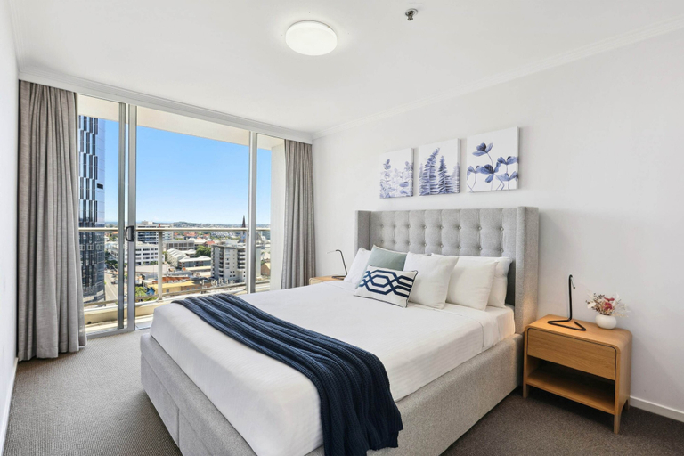 Room 5, 2-bed City Abode With Swimming Pool, Gym & Views, Brisbane