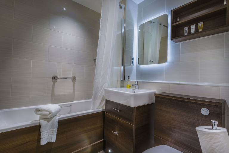 Bathroom 4, Admiral Rodney Hotel, Lincolnshire