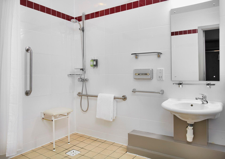 Bathroom 4, Leonardo Hotel Nottingham, Nottingham