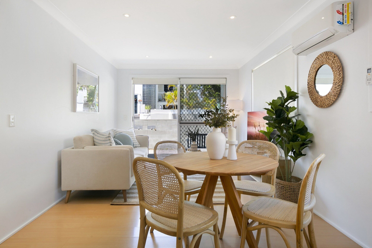 Dining 5, Ground Floor 2-bed Mermaid Beach Pad With Parking, Gold Coast