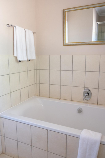 Bathroom 3, Walkersons Hotel and Spa, Nkangala