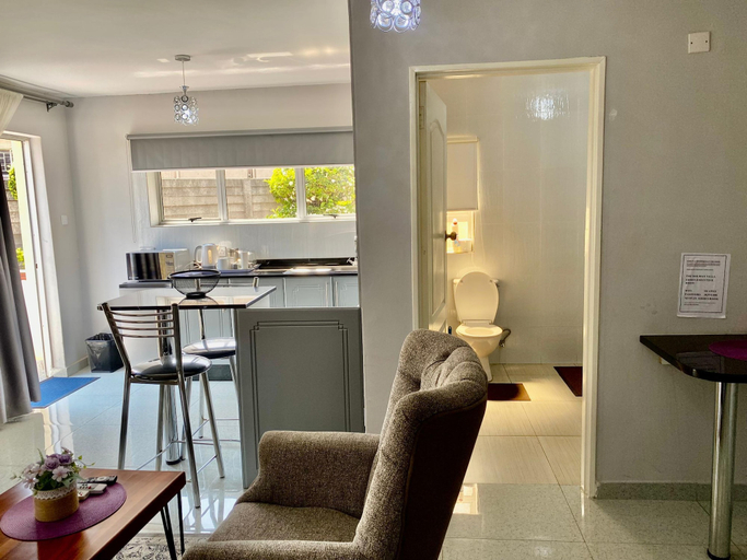 Room 4, Spacious Ground-floor Studio in Central New Chadcombe - 2316, Harare